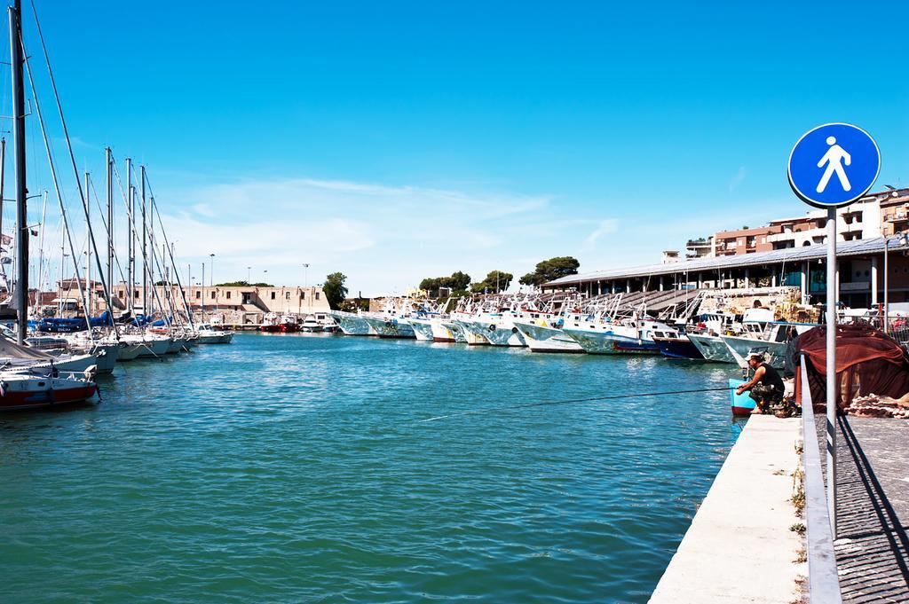 B&B Piazza Fratti Civitavecchia Exteriör bild